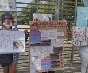 Estudiantes con sus pancartas a las afueras del Inem