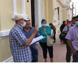 Chofer de buseta, protestando a las afueras de Alcaldía