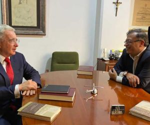 Gustavo Petro y Álvaro Uribe durante la reunión.