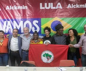  Francia Márquez con miembros de su comitiva en Brasil.