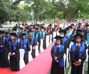 Graduados durante la ceremonia.
