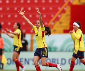 Mariana Muñoz celebrando su gol.