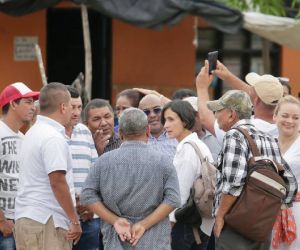 La ministra de ambiente trabajando con comunidades 