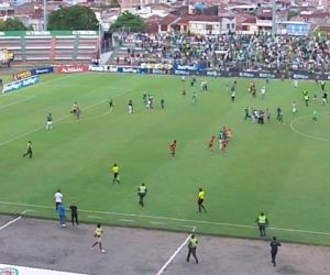 Toma de la cancha por parte de hinchas.