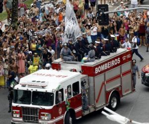 Decenas de personas sigue el camión de bomberos con los restos del astro de Brasil.