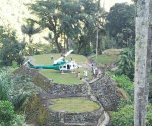 Helicóptero aterrizando en una zona protegida.