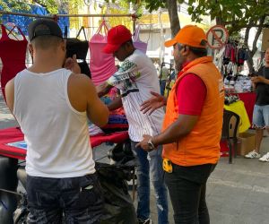 Vendedores en la carrera quinta