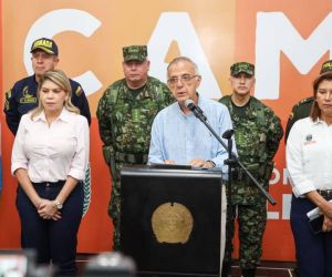 El Ministro de Defensa, la alcaldesa y la gobernadora encargada.