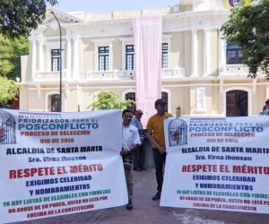 Protesta frente a la Alcaldía.