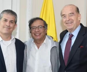 El embajador de Israel en Colombia, Gali Dagan, el presidente Gustavo Petro y el canciller Álvaro Leyva.