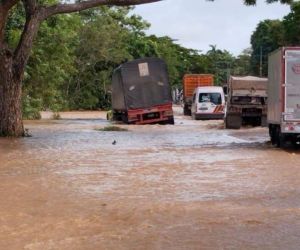 Vía La Cordialidad inundada por arroyos.