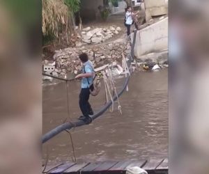 Niño cruzando el río Gaira.