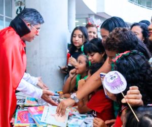 Rector de la Unimagdalena con disfraz de drácula inauguró la feria del libro FilSMar