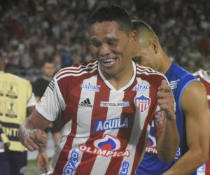 Carlos Bacca celebrando su gol.