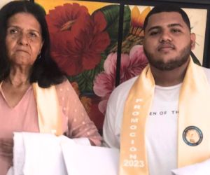 A sus 70 años abuela se gradúa de bachillerato junto a su nieto de 18 en colegio de Caldas