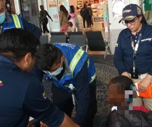 La pequeña fue abandonada por dos personas en ese aeropuerto.