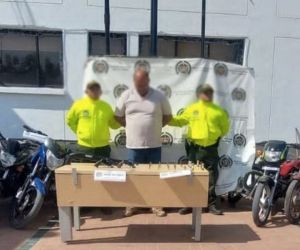 Hombre detenido armas, prendas militares y 12 motocicletas incautadas.