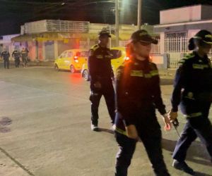 Policía metropolitana realizó controles durante sábado de carnaval.