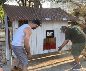 Grupo de compañeros que construyeron el refugio.