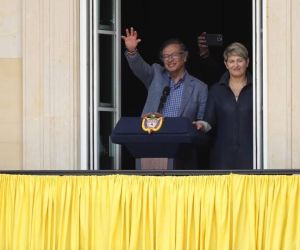 Gustavo Petro y Verónica Alcocer durante el discurso.