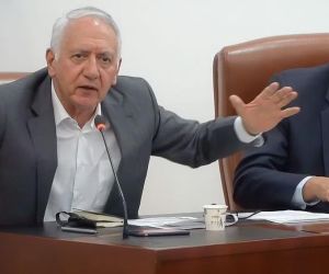 Guillermo Alfonso Jaramillo, ministro de Salud durante su intervención en la Cámara este jueves.