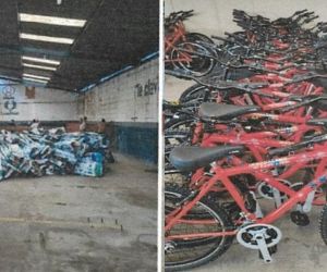 Bicicletas están deteriorándose en una bodega