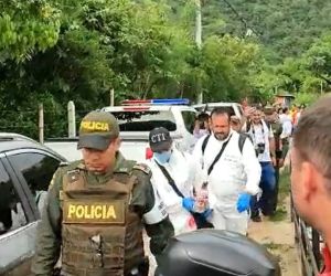 Autoridades realizando el levantamiento del cuerpo.