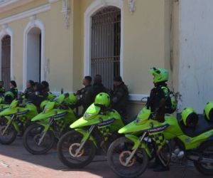 Policías custodiando el edificio de la Alcaldía de Santa Marta.