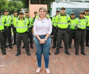 Virna Johnson con uniformados de Tránsito y Transporte.