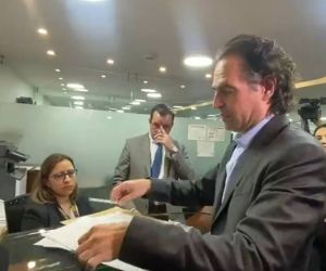 Fico Gutiérrez denuncia ante Comisión de Acusaciones a Petro.