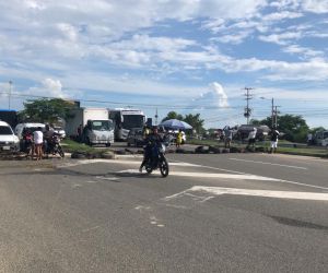 Por falta de luz, habitantes de Cristo Rey bloquean la entrada al aeropuerto