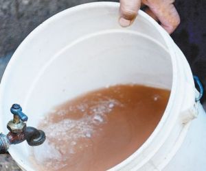 Servicio de agua está llegando con mal color y olor en las viviendas de Villa Universitaria