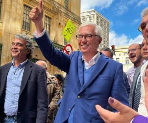 Jorge Enrique Robledo, camino a la Registraduría para su inscripción.