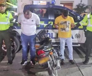 Sergio Luis Carvajalino Carmona y Raomir José Júneles Araujo, presuntos responsables del robo de una motocicleta y dos millones de pesos en efectivo.