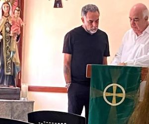 Armando Benedetti en el altar de la iglesia del barrio El Golf.