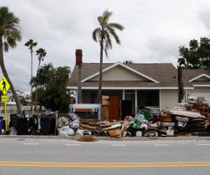 la comunidad se prepara para evacuar sus casas.