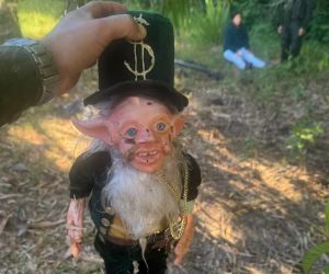 Muñeco encontrado en la operación militar. 
