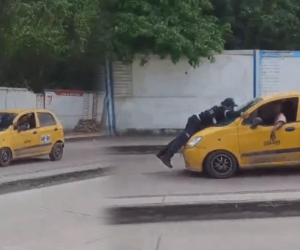 Taxista llevó a agente de tránsito colgado del capó unos 300 metros