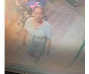Mujer que se encontró la billetera.