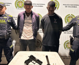 Dos capturados con arma de fuego, luego de hurtar una Tienda D1