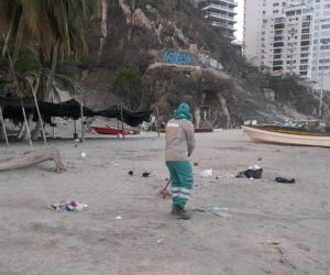 Limpieza de playas por parte de operarios de Atesa.