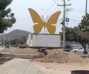 Las mariposas amarillas son una de las esculturas que recibirán a los turistas.