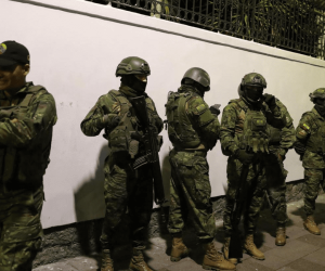 Cuerpo élite de la Policía ecuatoriana irrumpiendo en la Embajada de México.