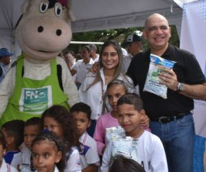 Alcalde Carlos Pinedo y la Gestora Social