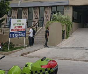El CTI de la Fiscalía llegó al edificio donde ocurrió el trágico suceso.