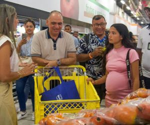 Entrega de los primeros mercados este viernes.