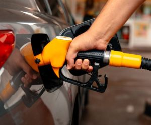 Precio de la gasolina en incremento. 