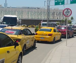 Caos vehicular en el aeropuerto Simón Bolívar.