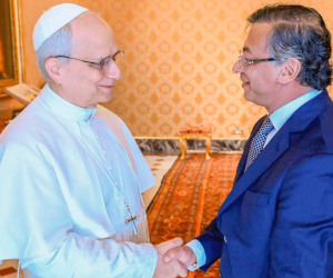 Petro invita al papa León XIV a visitar Santa Marta durante encuentro en el Vaticano