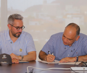 Carlos Pinedo, durante la firma del convenio con el Gobierno Nacional.
